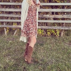 Small blu pepper adorable brown floral dress. Ruffle sleeves and bottom.